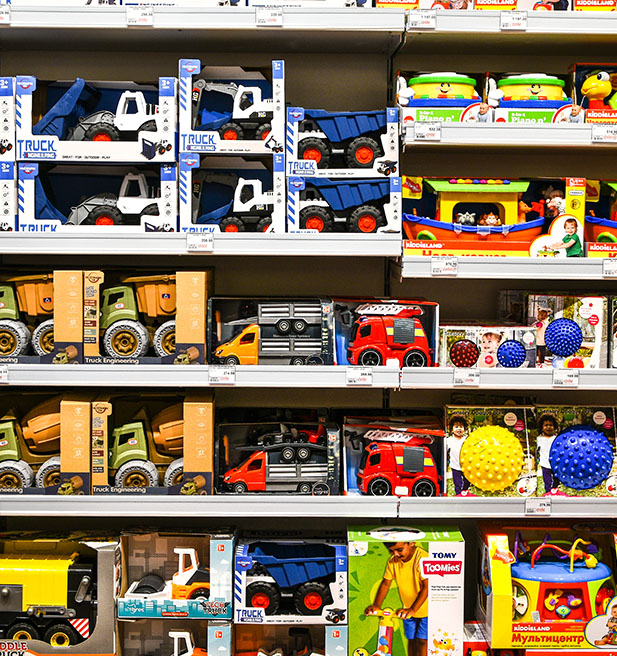 Camiones de juguete en el estante de una tienda